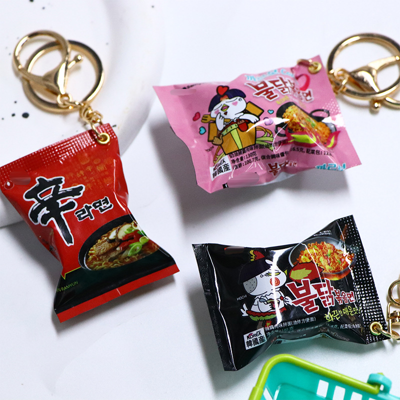 Food Snacks Packets - พวงกุญแจรูปซองบะหมี่กึ่งสำเร็จรูปขนาดเล็ก ของที่ระลึกน่ารักสำหรับผู้หญิงและผู้ชาย